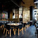 Wir gehen zusammen Mittagessen zu SKID