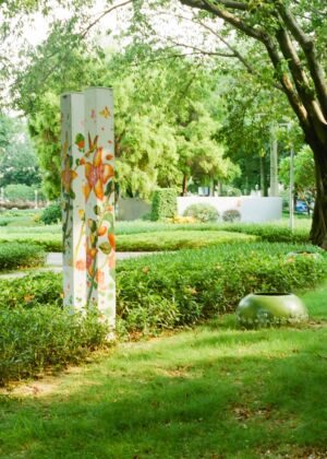 a sculpture in the middle of a grassy area