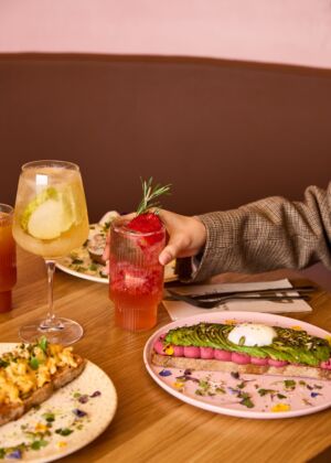 Brunch is served: drinks and delicious food!