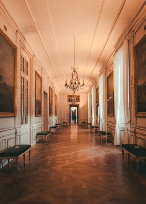 A long hallway with a chandelier hanging from the ceiling