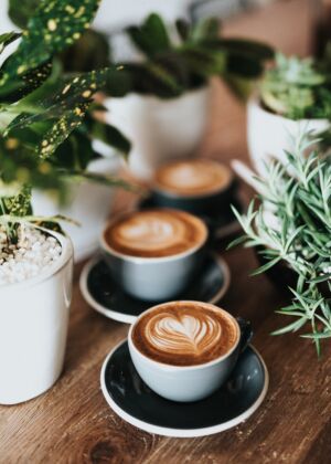 shallow focus photography of coffee late in mug on table